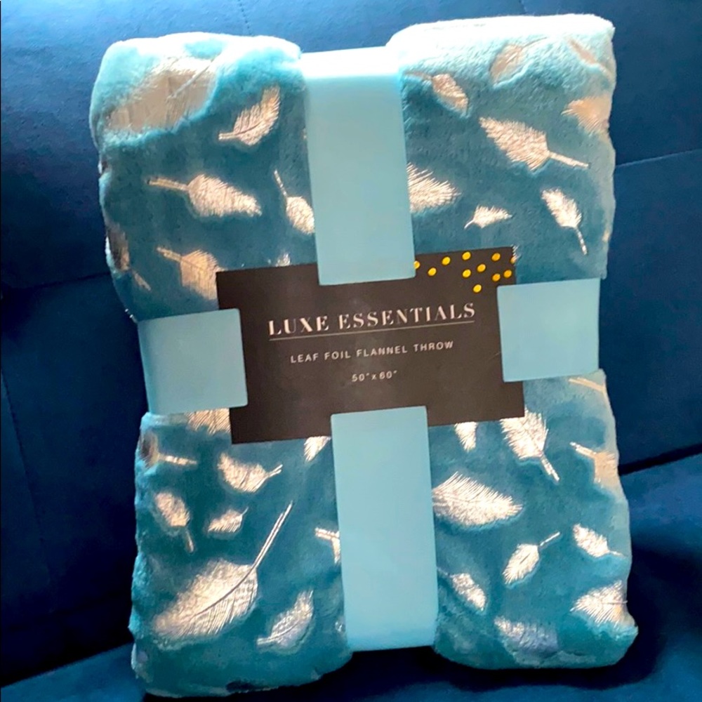 Luxurious Throw - Luxe Essentials
